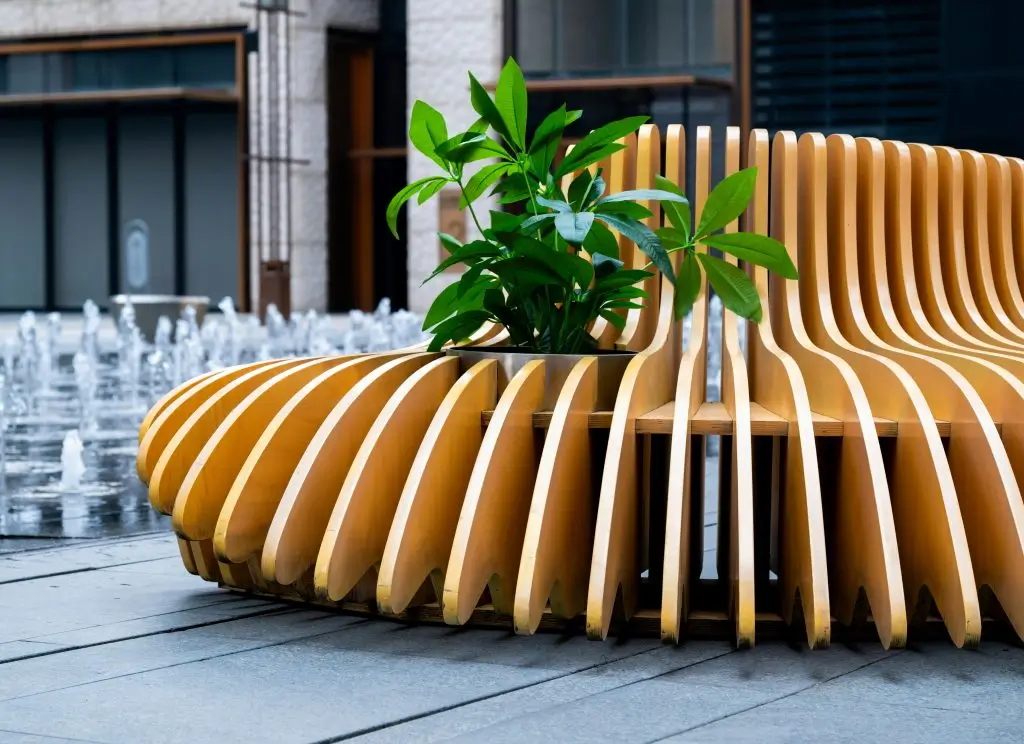 Trebenk med potteplante – enkel og naturlig terrassedekor