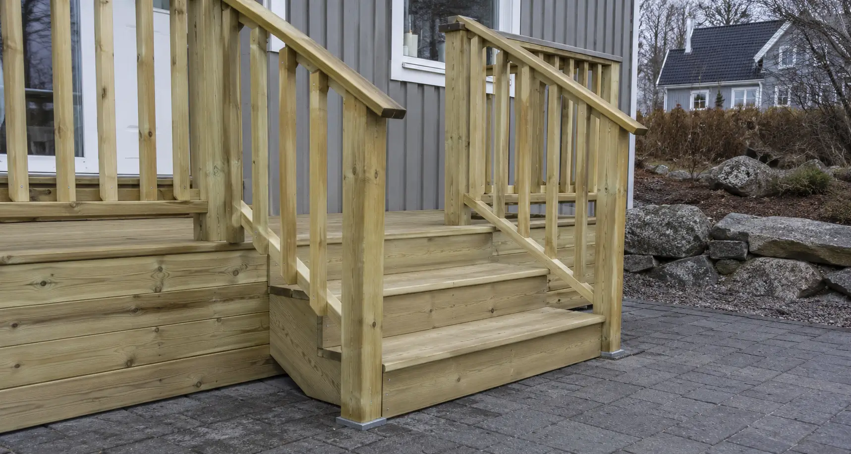 Ny terrassetrapp med rekkverk i tre