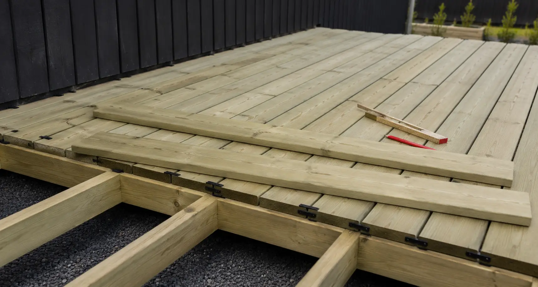 Treterrasse der terrassebordene ligger parallelt med husets lengste fasade